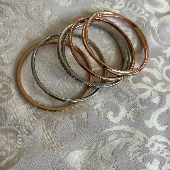 A set of sparkly circle bracelets - Picture 6 of 6